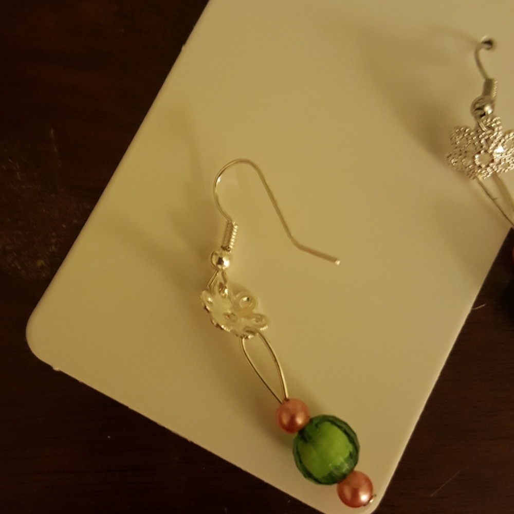 🌼Silver Flower🌼 / Low Hanging Statement Earrings - Picture 3 of 3